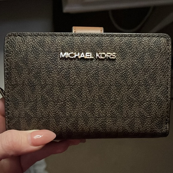 Michael Kors Brown wallet EUC like new - Picture 1 of 6